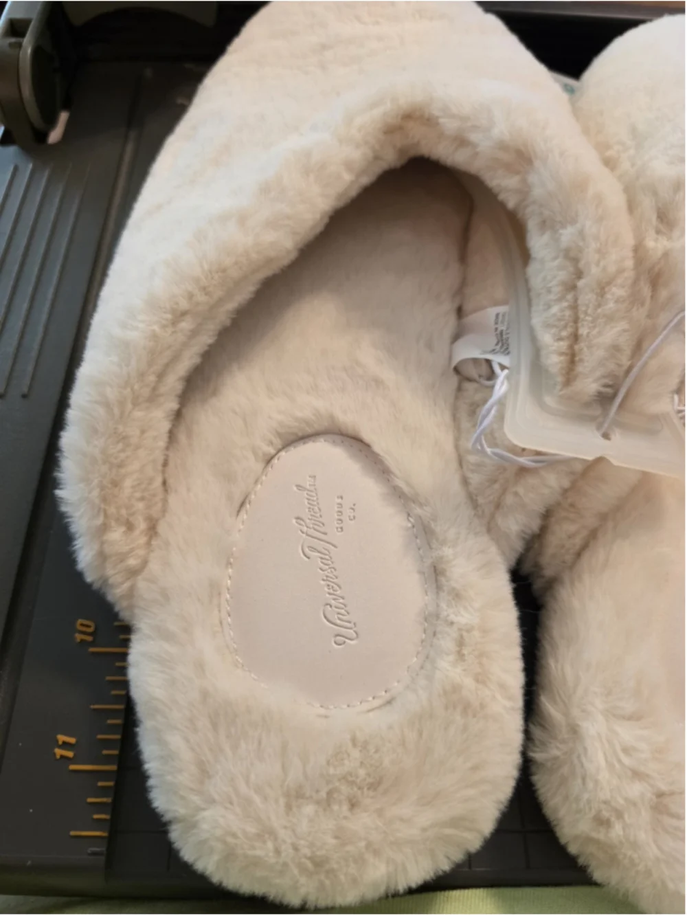 Universal Thread Women's Cream Fuzzy Slip-On Closed Toe Slippers Size 9 - Picture 9 of 10